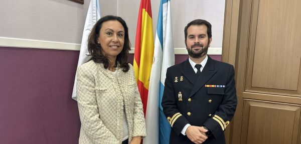 A alcaldesa recibe ao Comandante do Patrullero “Tabarca”, Pablo Lewicki Basanta, con base na Escola Naval Militar